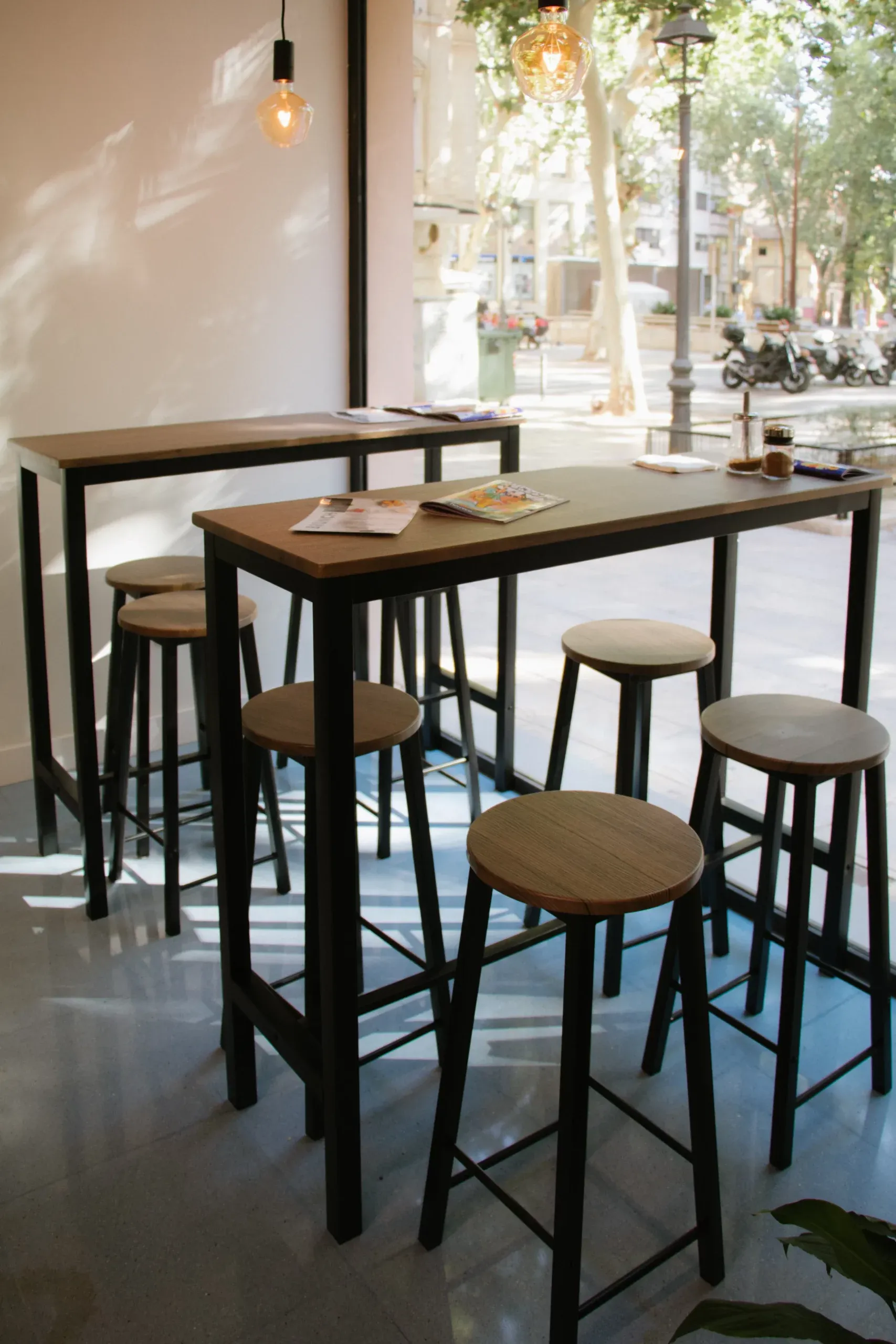 Mesas y taburetes de madera en la eco-cafetería