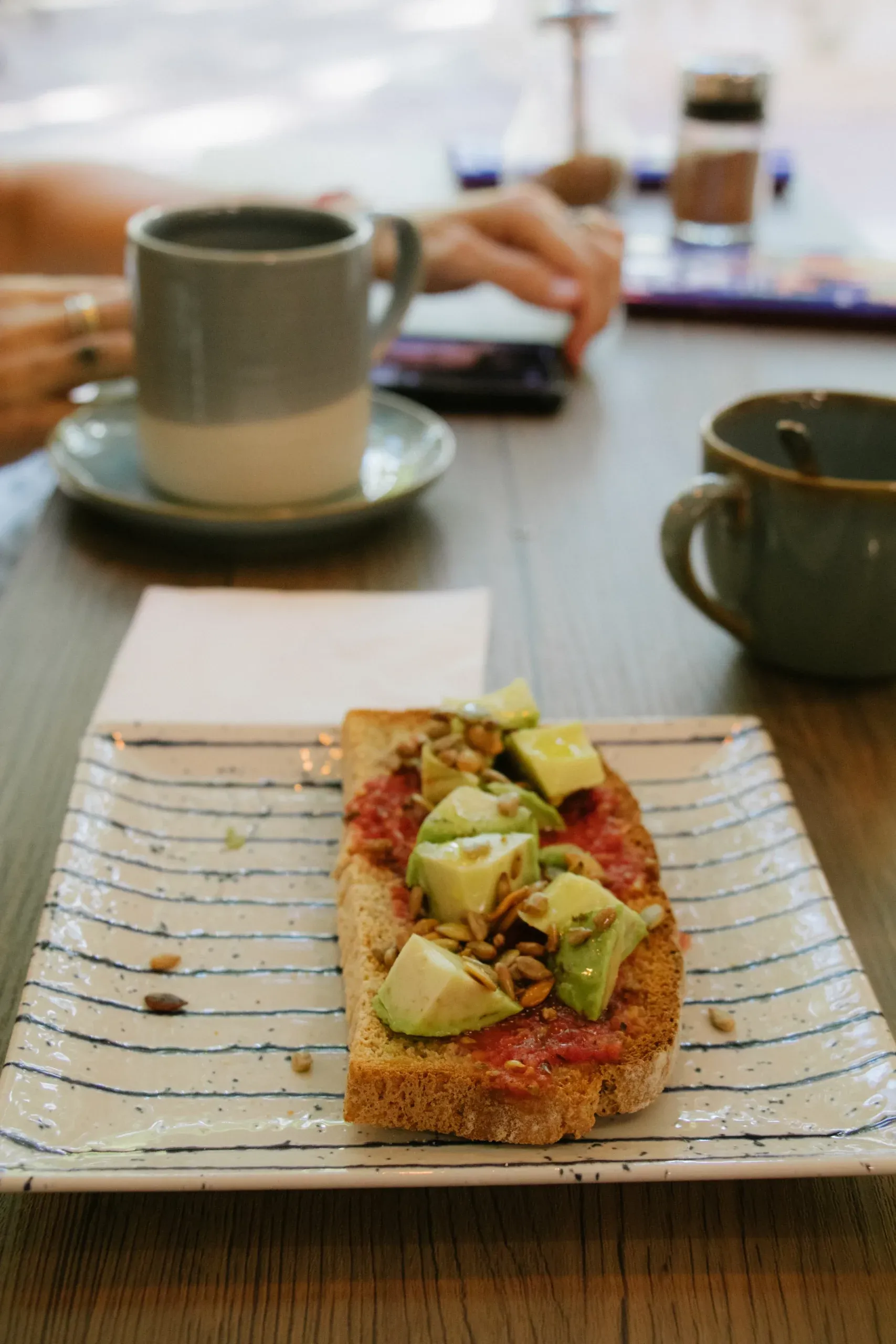 Tostada con aguacate y café