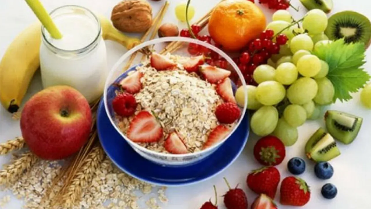 Desayuno saludable con avena, yogur y fruta fresca