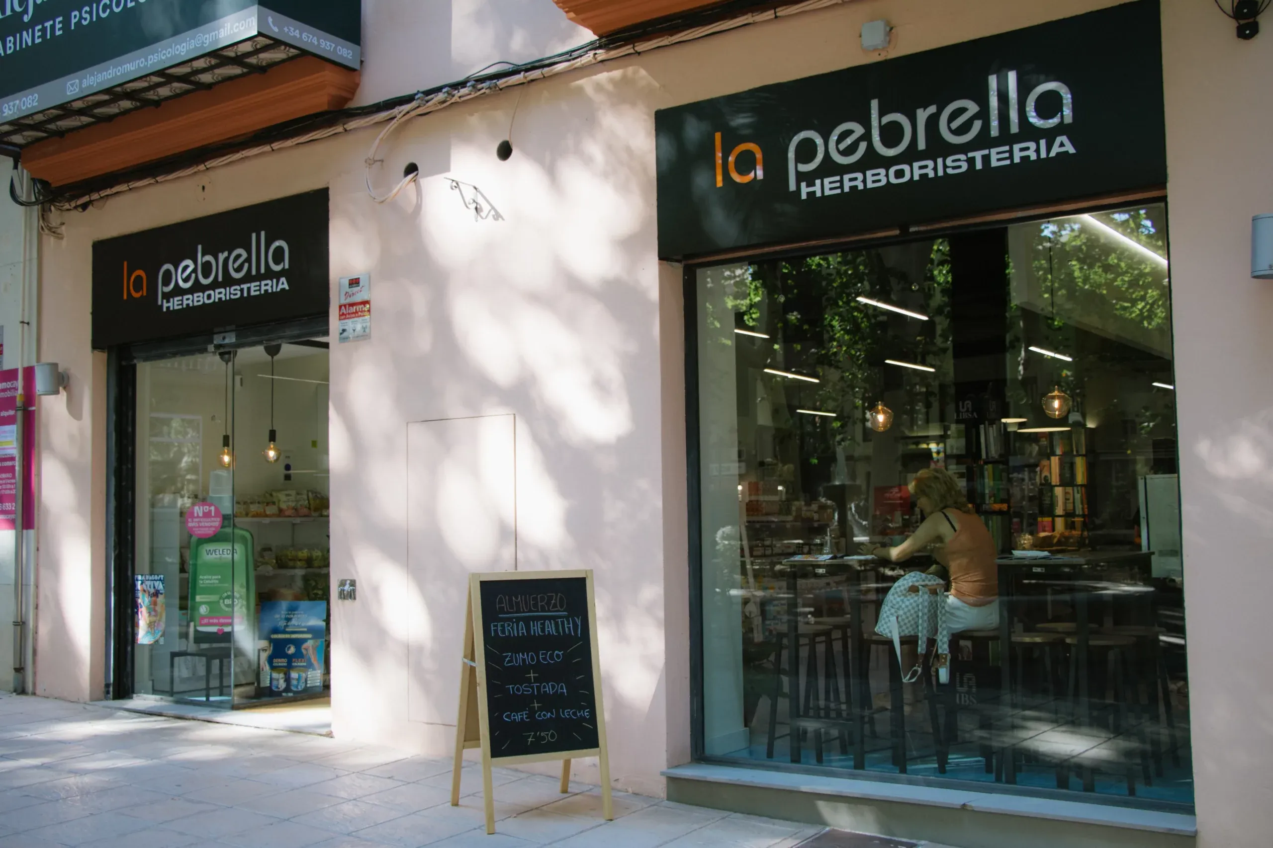 Fachada de La Pebrella Herboristería en la Plaça la Bassa de Xàtiva