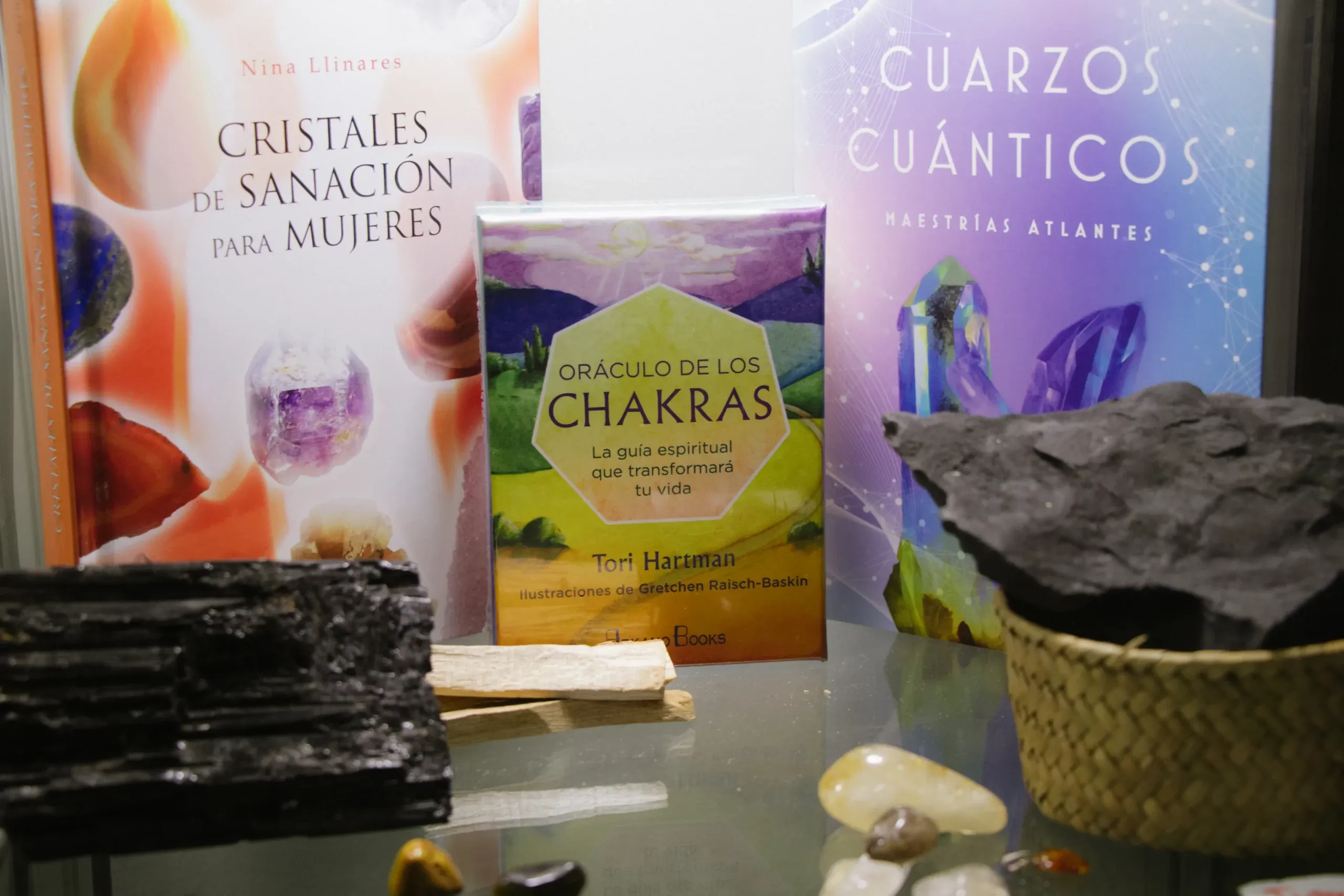 Minerales y libros sobre cristales, chakras y sanación