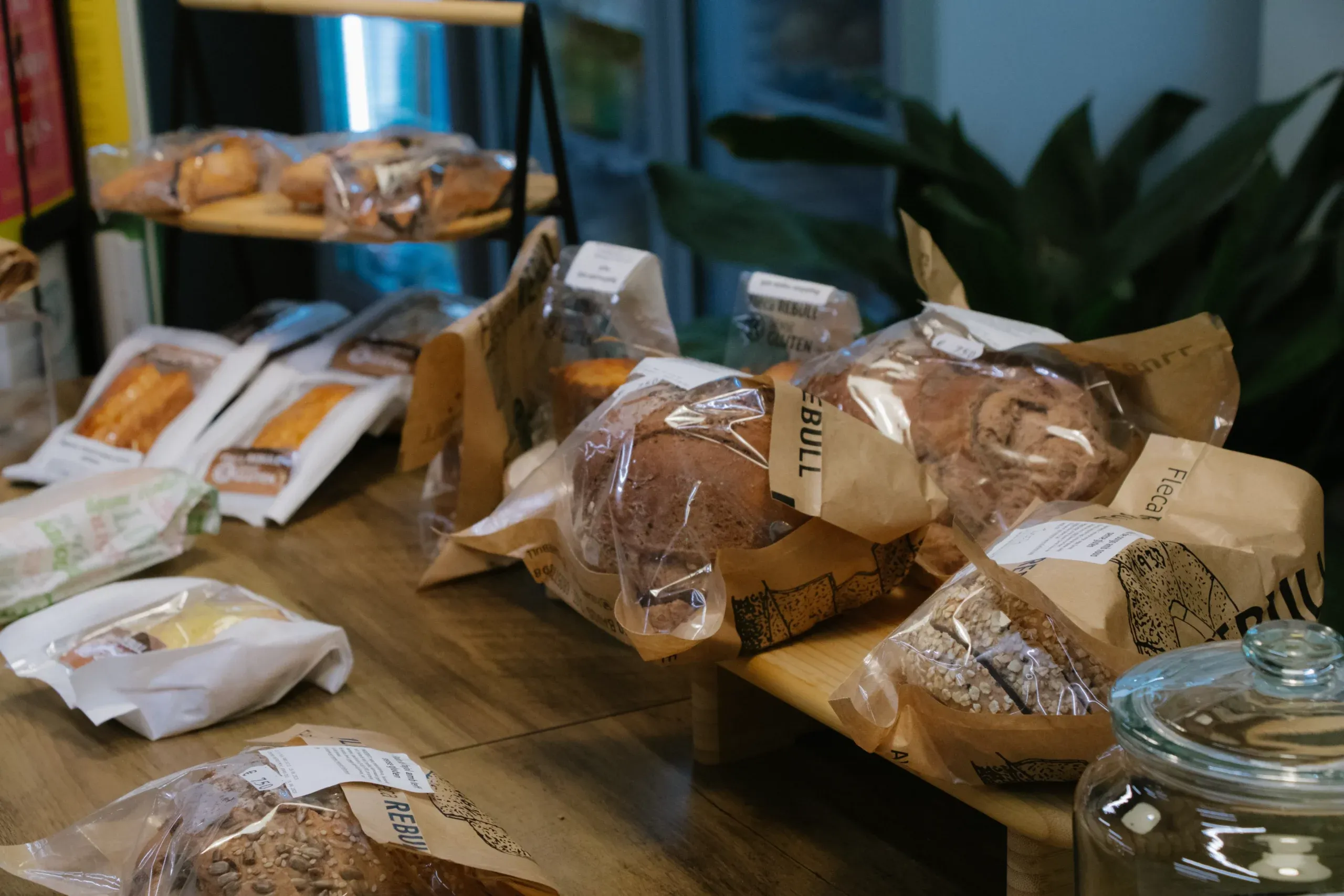 Pan artesano y productos de panadería en la tienda