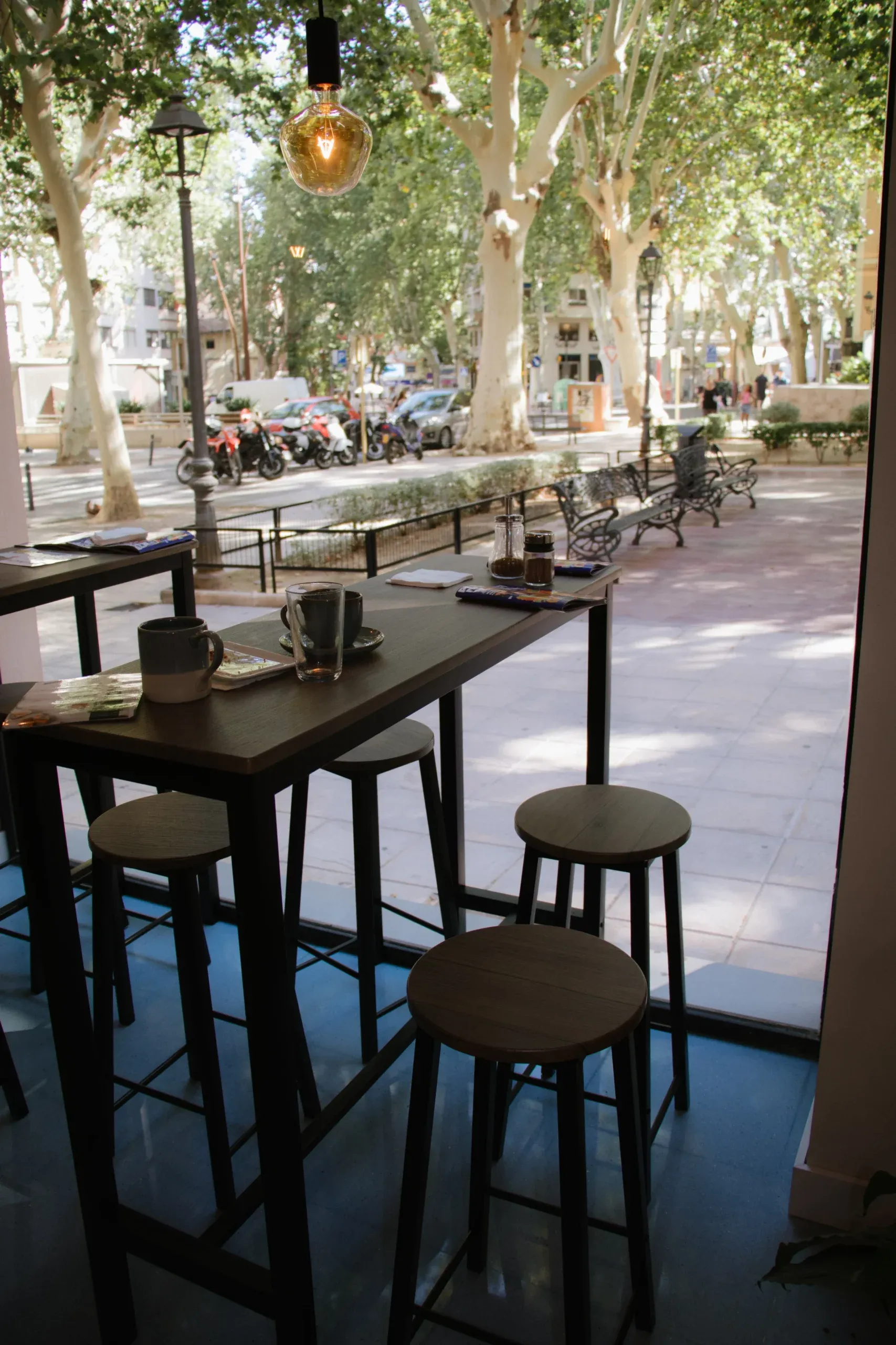 Mesas de la terraza con vistas a la plaza