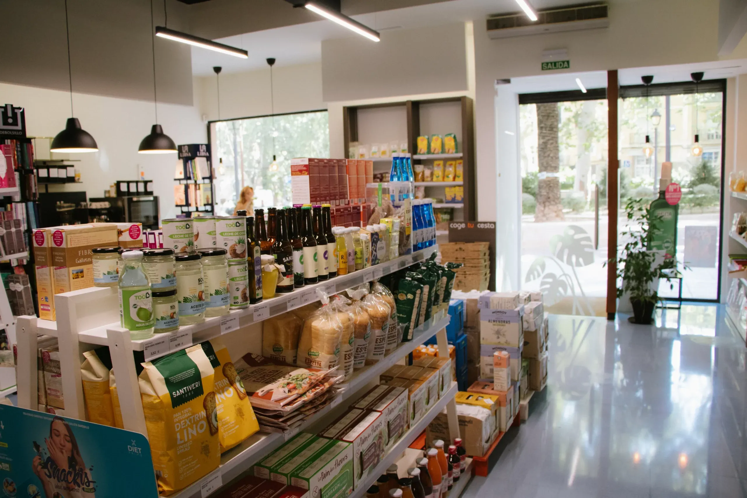 Entrada de la tienda con estanterías de alimentación ecológica y luz natural
